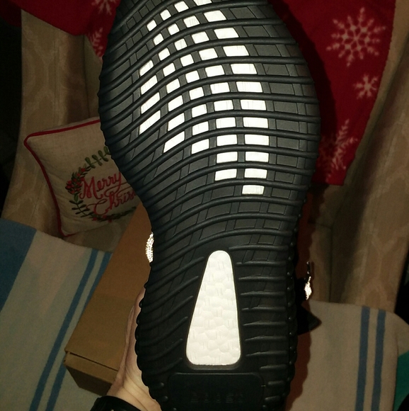 Yeezy Boost 350 v2 Black - Picture 7 of 8